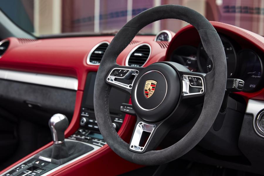 Детали интерьера Porsche 718 Spyder (982) 2020 года  (AU) (фото 9 из 40)